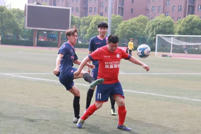 郑智成功反击！青岛西海岸1比0小胜辽宁铁人，国足传奇复出再显威力